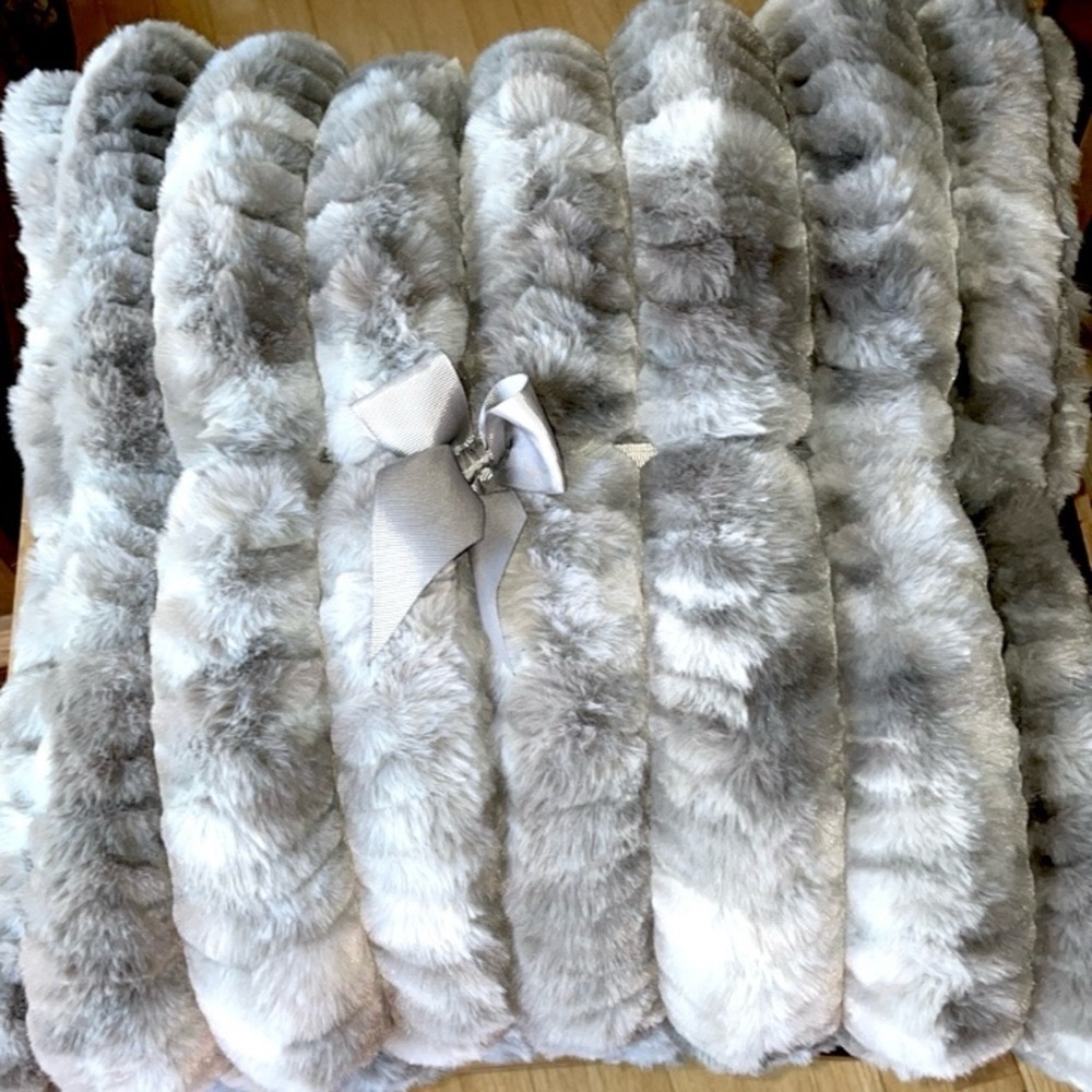 🎉HP🎉 Set of 2 Luxurious, plush faux fur accent pillows! Super soft & comfy!